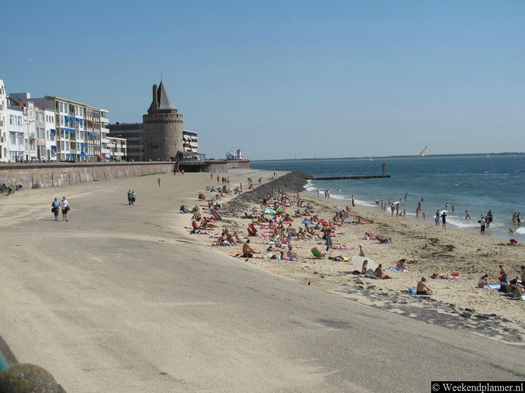 Uitzicht vanaf de boulevard van Vlissingen op het Badstrand. De boulevard is ongeveer 2 kilometer lang. Tip: Je kunt in Vlissingen overnachten in een strandhuisje.